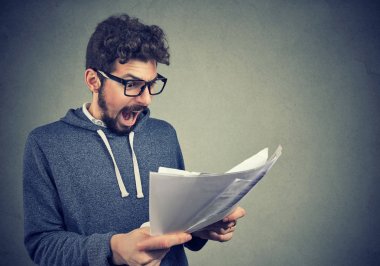 Kızgın çığlık atan adam belgeleri kağıtları bakan vurguladı