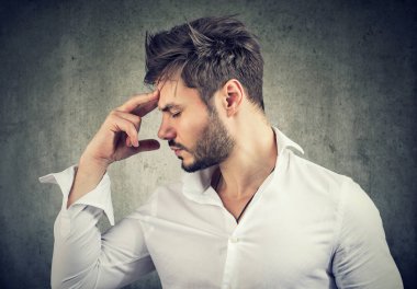 Konsantre adam derin düşünceler