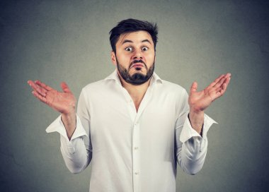 Clueless adam omuz ile shrugging