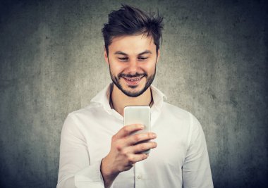 Mutlu adam izlerken smartphone