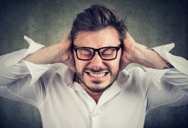 Gergin adam kapsayan kulaklar