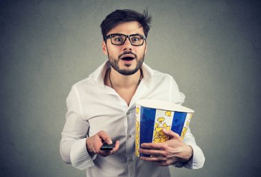 Tv izlerken patlamış mısır ile heyecanlı adam
