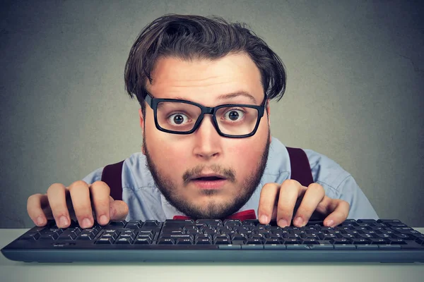 Surprised business man typing on key board — Stock Photo, Image