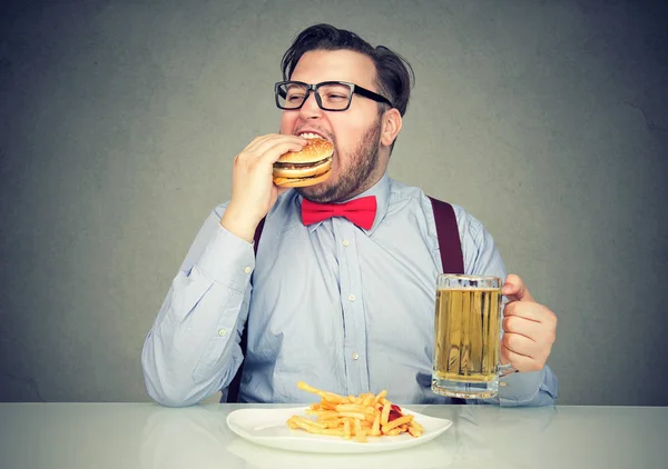 Homem comendo lixo comida beber cerveja — Fotografia de Stock