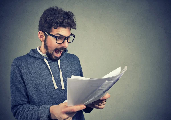 Enojado estresado gritando hombre mirando documentos papeles —  Fotos de Stock
