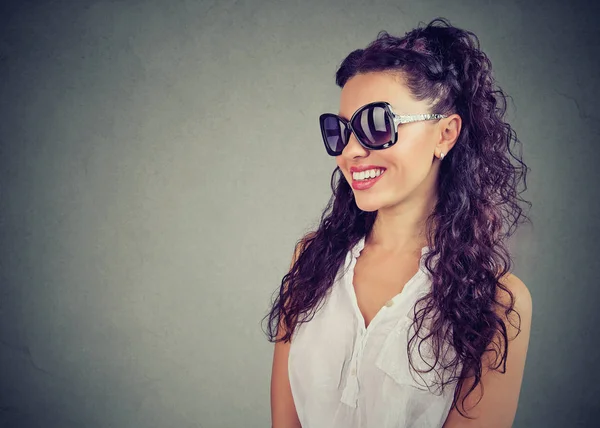 Vacker kvinna bär fashion solglasögon — Stockfoto
