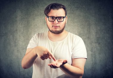 borcu geri ödemek için daha fazla para isteyen, ciddi tombul adam