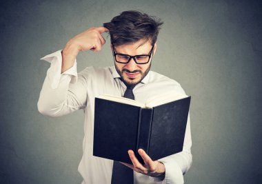 Kitap gri ile şaşkın adam