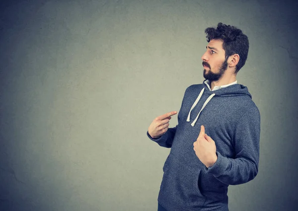 Uomo puntando il dito contro se stesso essendo in negazione — Foto Stock