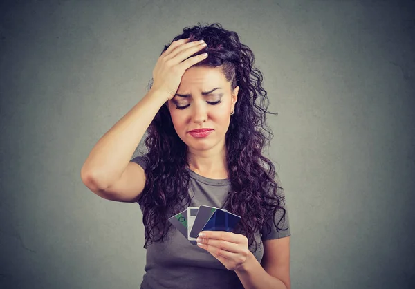 Donna triste stressata guardando troppe carte di credito — Foto Stock
