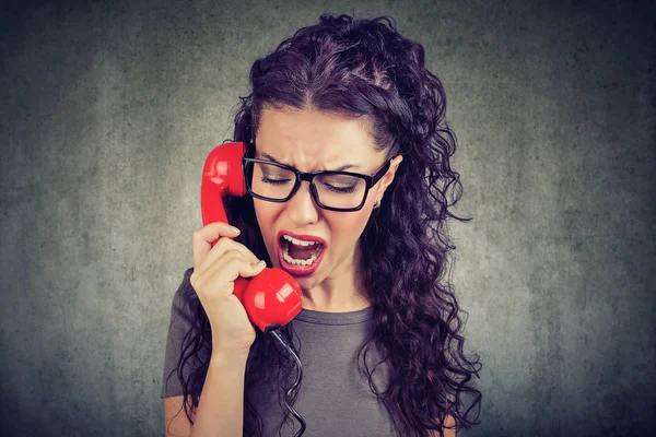 Сердитая женщина кричит по телефону — стоковое фото