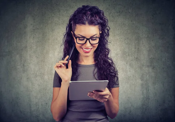 Glückliche Frau mit Tablet-Computer und Stift hat eine Idee — Stockfoto