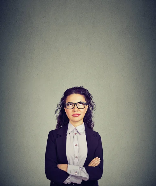 Pensando mulher de negócios em óculos olhando para cima — Fotografia de Stock