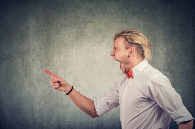 bir kızgın genç adam çığlık portresi 