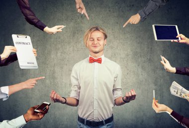 Genç iş adamı meşgul Kurumsal hayatın stres rahatlatmak için meditasyon