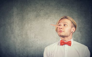 Uzun burunlu, komik görünüşlü bir yalancı.