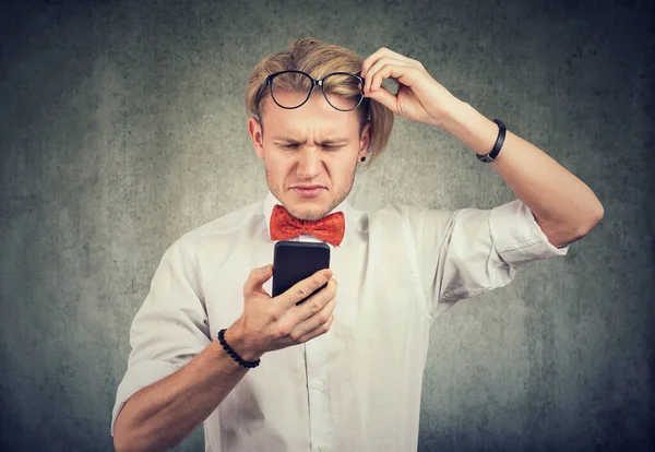 Hombre Joven Con Gafas Usando Teléfono Móvil Tener Problemas Visión — Foto de Stock