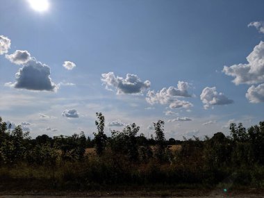 Gündüzleri bulutlu gökyüzü