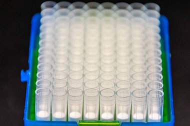 Pipet uçlarının olduğu kutunun kapanışı