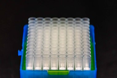 Pipet uçlarının olduğu kutunun kapanışı