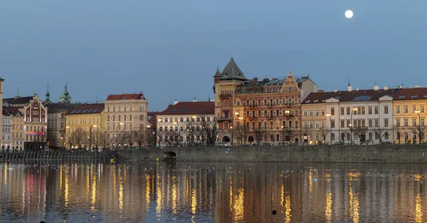 Prag 'ın gece manzarası