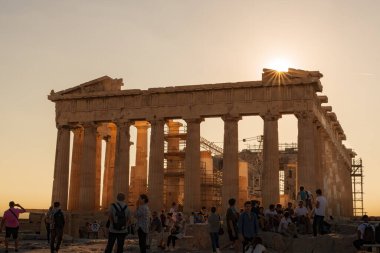 Atina, Yunanistan 'da akşam güneşi batarken Parthenon' da güzel bir güneş doğumu görülüyor.