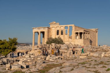 Hem Athena hem de Poseidon 'a adanmış ve Yunanistan' ın başkenti Atina 'daki Akropolis' in kuzey tarafında yer alan Erechtheum Tapınağı 'nın kalıntıları.