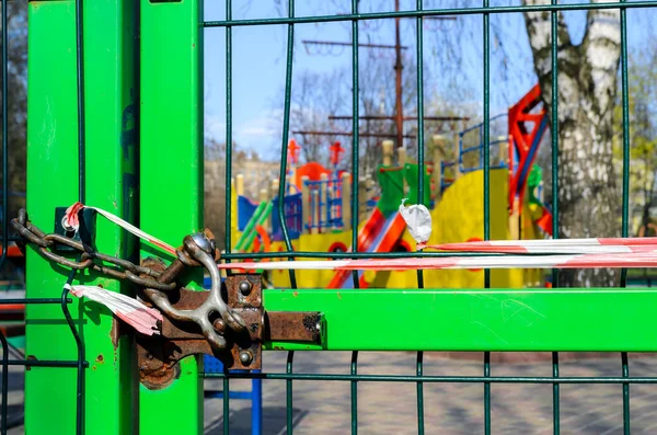 Закрытые Ворота Детской Площадки Запрета Посещений Время Карантина Пандемии Болезни — стоковое фото