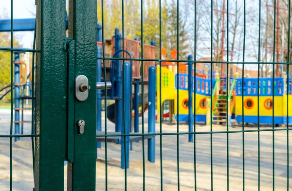 Las Puertas Cerradas Del Patio Recreo Debido Prohibición Sus Visitas — Foto de Stock