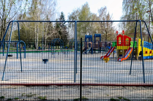 Parque Infantil Vazio Através Cerca Metal Que Proibido Visitar Durante — Fotografia de Stock