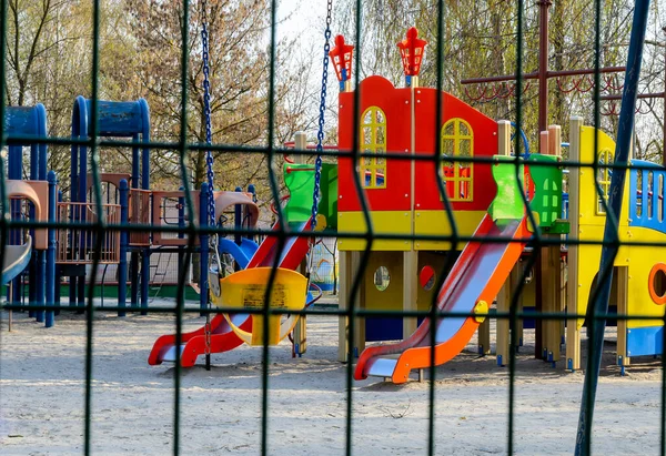 Patio Vacío Través Valla Metálica Que Está Prohibido Visitar Durante — Foto de Stock