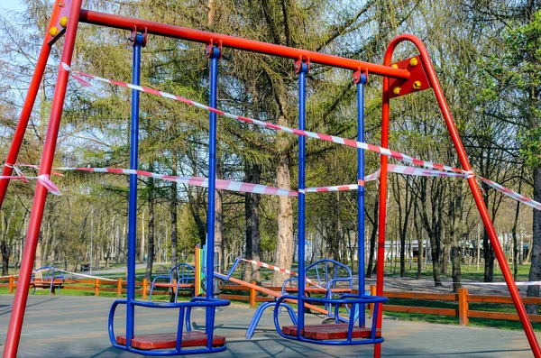 Prázdné Hřiště Obalené Varovnou Byrokratickou Bílou Páskou Které Zakázáno Navštěvovat — Stock fotografie