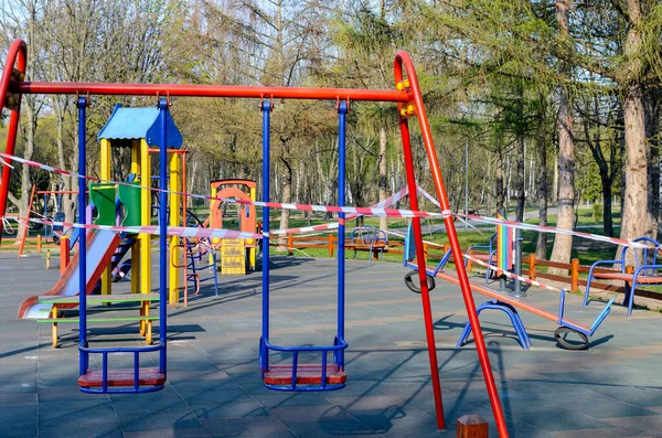 Parque Infantil Vazio Envolto Por Uma Fita Vermelha Branca Advertência — Fotografia de Stock