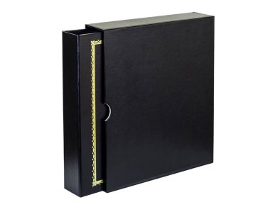Şirket kiti için altın çerçeveli siyah vinil D halka klasörü kısmen siyah örtüden sarkıtılmış dikey ve beyaz arka planda izole bir şekilde duruyor
