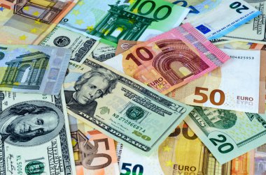 ABD doları ve Avrupa para birimi euro banknotlarıyla arka plan. Para dokusu