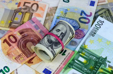 Avro banknotlarının üzerinde farklı nominal değerlere sahip kırmızı kauçukla Amerikan doları rulosu