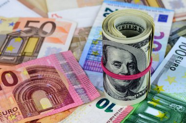 Avro banknotlarının üzerinde farklı nominal değerlere sahip kırmızı kauçukla Amerikan doları rulosu