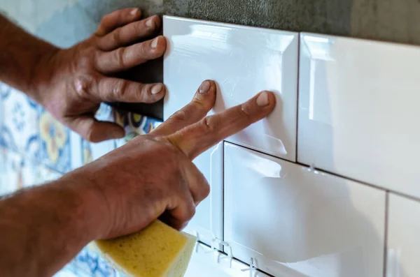 Ręce Montera Klejącego Białą Prostokątną Płytkę Ceramiczną Szarej Ścianie Roboty — Zdjęcie stockowe