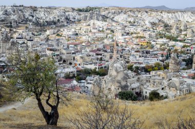 Kapadokya bölgesinin Goreme ilçesindeki tepeden yukarıdaki panoramik manzara, Türkiye