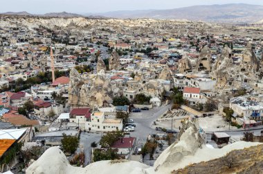 Kapadokya bölgesinin Goreme ilçesindeki tepeden yukarıdaki panoramik manzara, Türkiye