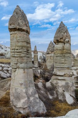 Türkiye 'nin Kapadokya bölgesinde Goreme kasabası yakınlarında yer alan ve doğal kaya oluşumları olarak bilinen volkanik vadi manzarası.