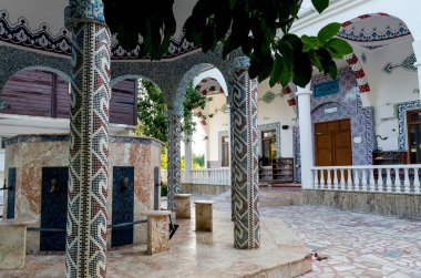 Mozaik ve İslami desenlerin süslediği geleneksel wudu, Türkiye 'nin Cirali kentindeki camiye girmeden önce vücudun parçalarını silmek için kullanılıyor.