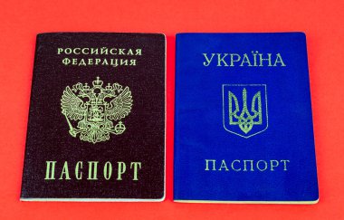 Kırmızı pasaport ve kırmızı arka planda mavi Ukrayna pasaportu.