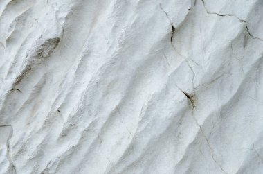 Dalgalı kabartma yüzeyi olan doğal kireçtaşı.