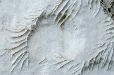 Doğal kireçtaşı, yukarıdan gelen dağ zinciri gibi dalgalı kabartma yüzeyi var.