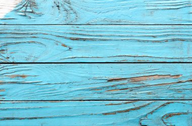 Eski ahşap kalkanın dokusu, eski püskü yüzeyi beyaz ve cyan renkleriyle boyanmış.