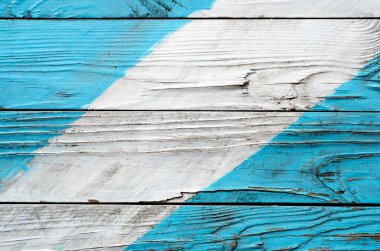 Eski ahşap kalkanın dokusu, eski püskü yüzeyi beyaz ve cyan renkleriyle boyanmış.