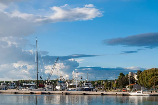 Panoramic View City Dockside Fishing Vessels Moored Blue Sky — Stock Photo, Image