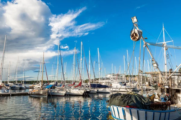 Yachts Fishing Vessel Moored Marina Dockside Blue Sky — Stock Photo, Image