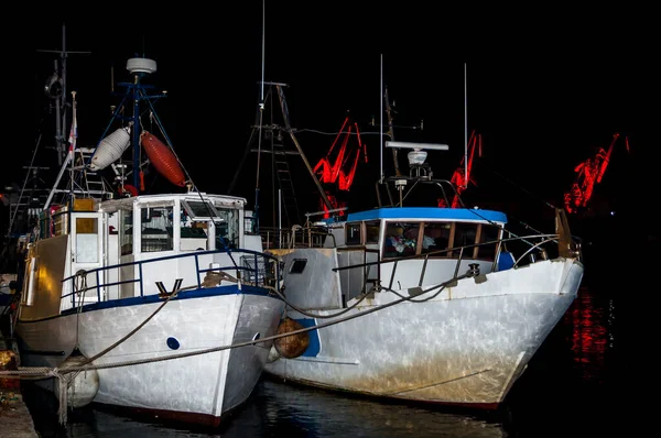 Two Moored Fishing Vessels Night Shipyard Cranes Illuminated Red Pula — Stock Photo, Image